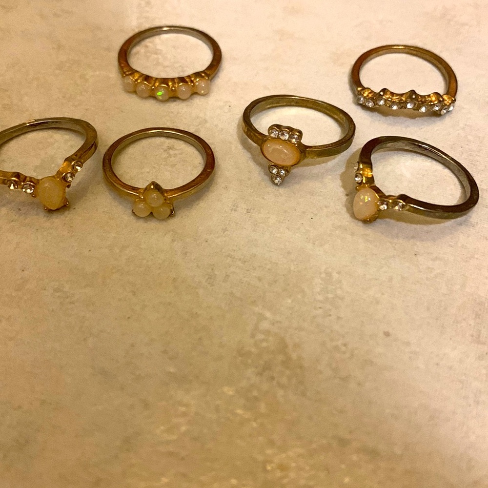 JEWELRY - RINGS - six beautiful sparkling rings